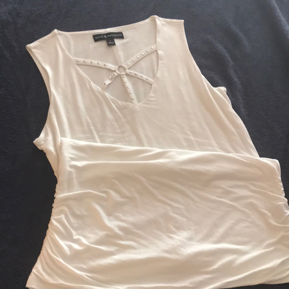 White sleeveless touched sides shirt.